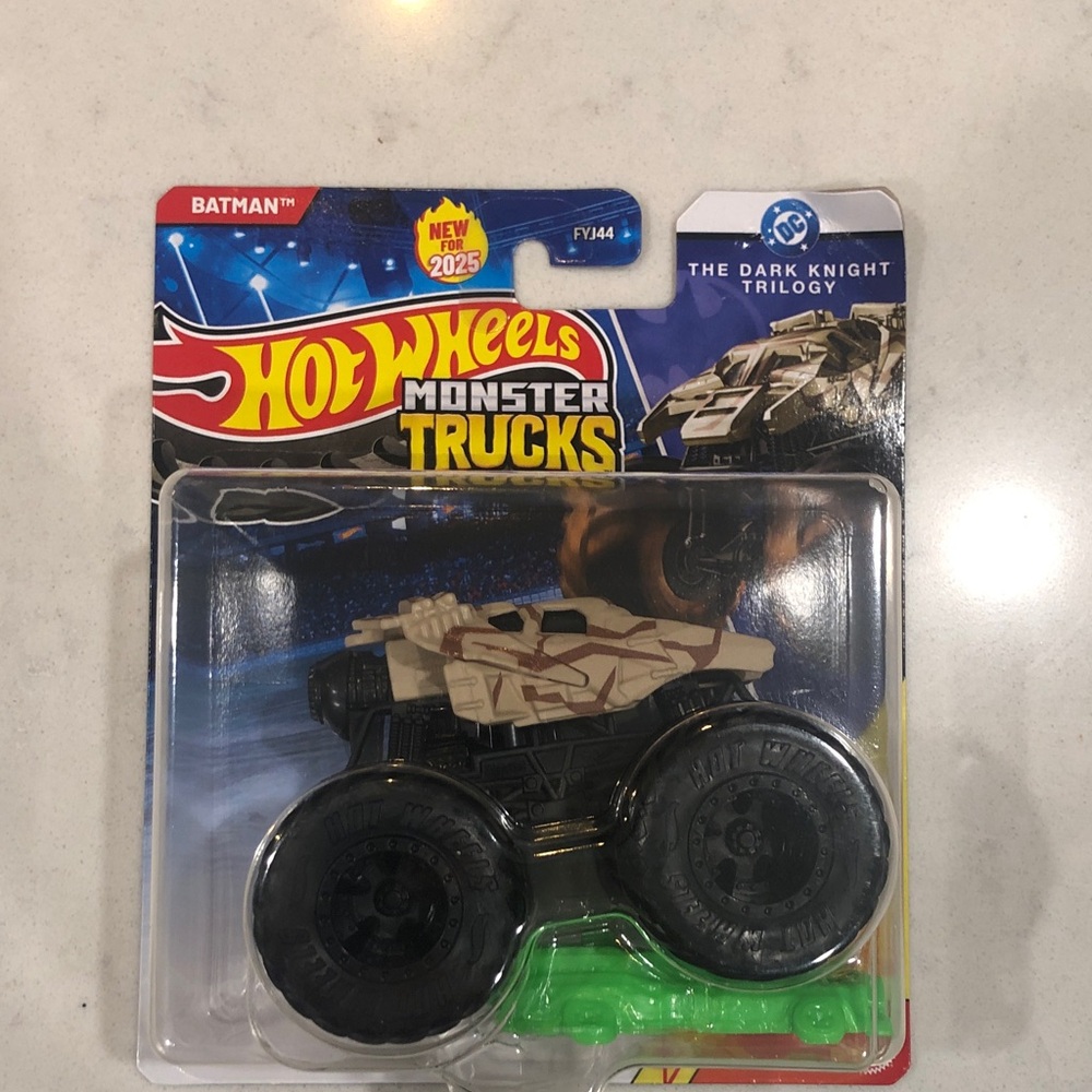 Mattel Hot Wheels Monster Trucks Batman - Dark Knight Batmobile